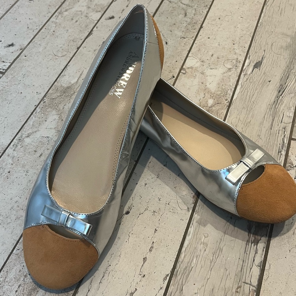 ANDREW STEVENS Camel Suede and Silver Metallic Flats size 9.